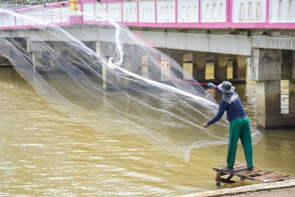 Thai Fishermen Use Fishing Nets Cast Fish Lake — Stockfoto