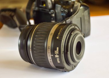  Beyaz arka plan ışığı üzerinde lens ve kamera yumuşak