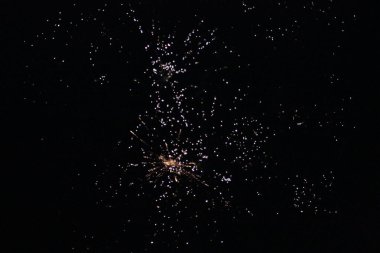 Kara gökyüzü arkaplanı üzerinde havai fişekler