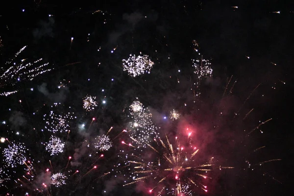 Fuegos Artificiales Sobre Fondo Cielo Negro — Foto de Stock