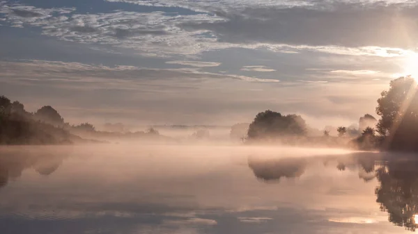 Morgenlandschaft Blick Durch Nebel Auf Den Waldfluss Vor Sonnenaufgang — Stockfoto