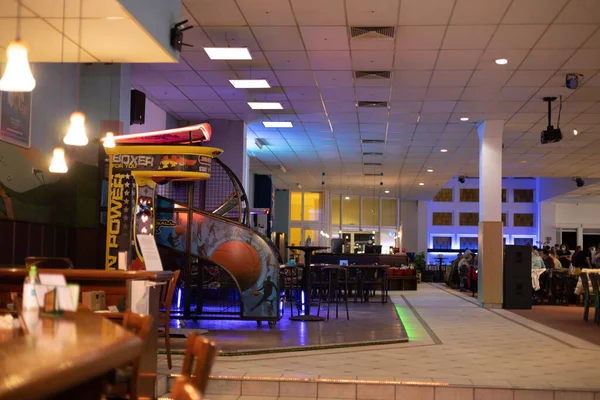 Bar Restaurant 은많은 차선을 레스토랑이다 그리고 농구나 경기와 내부의 경기들도 — 스톡 사진