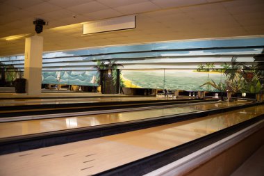 Birçok şeritli bowling (+ bar / restoran). İçinde basketbol ve yumruk oyunu gibi başka oyunlar da var.. 