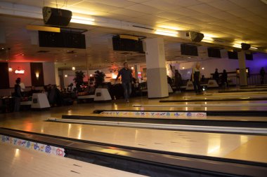 Birçok şeritli bowling (+ bar / restoran). İçinde basketbol ve yumruk oyunu gibi başka oyunlar da var.. 
