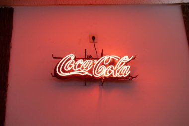 Birçok şeritli bowling (+ bar / restoran). İçinde basketbol ve yumruk oyunu gibi başka oyunlar da var.. 