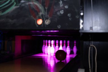 Birçok şeritli bowling (+ bar / restoran). İçinde basketbol ve yumruk oyunu gibi başka oyunlar da var.. 