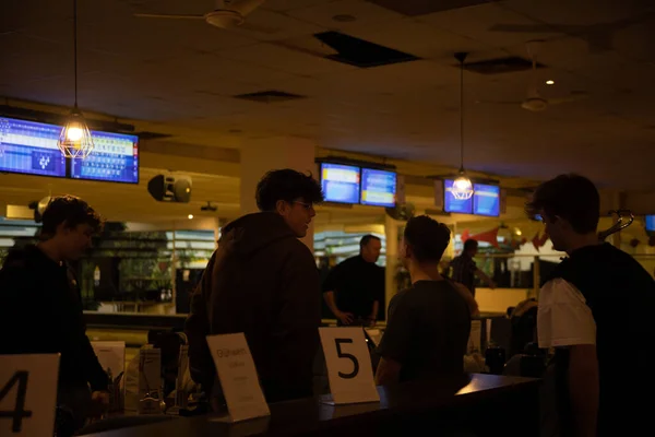 Bowling Bar Restoran Dengan Banyak Jalur Ada Juga Pertandingan Lain — Stok Foto