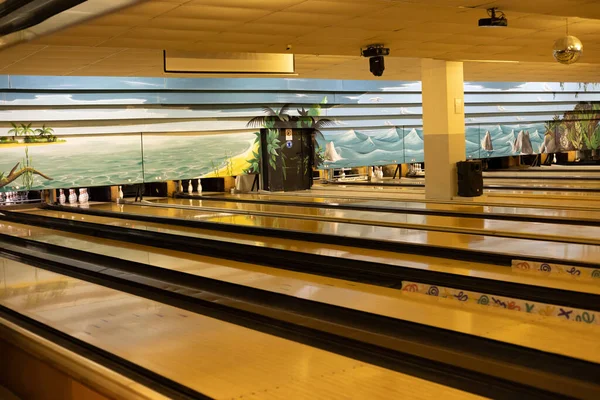 Bowling (+ bar/restaurant) with many lanes. Theres also other games inside such as a basketball and punching ball game.