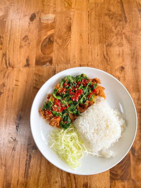 Ev yapımı yemek, kızarmış domuz pirzolası, yanında kızarmış fesleğen sosu ve doğranmış lahana. (Tonkatsu karıştırılmış fesleğen pilavı)