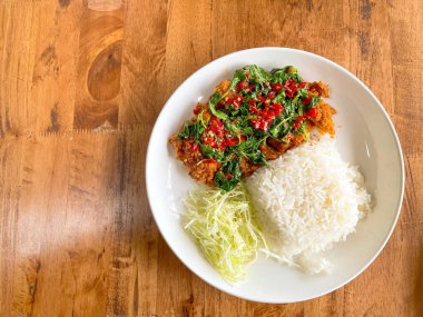 Ev yapımı yemek, kızarmış domuz pirzolası, yanında kızarmış fesleğen sosu ve doğranmış lahana. (Tonkatsu karıştırılmış fesleğen pilavı)