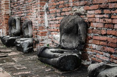 Buda heykellerinin kalıntıları, çalınan Buda heykelinin kalıntıları ve Ayutthaya Tayland 'ın ünlü turistik cazibesi..