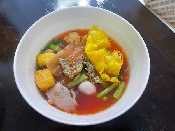 Tailândia Macarrão Tradicional Molho Tofu Vermelho Servido Com Bola Peixe — Fotografia de Stock