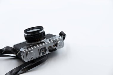 İzole edilmiş beyaz arkaplan Güzel antika analog aralık bulucu film kamerası. 70 'lerin on yıllık film kamerası. Çerçeve resim kopyalama uzayının alt solu.