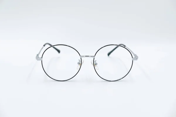 Isolierter Weißer Hintergrund Selektive Fokussierung Runde Brille Mit Silbernem Rand — Stockfoto