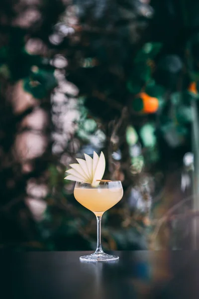 Appletini Cocktail Serviert Mit Frischem Apfelgarnitur Der Spitze — Stockfoto
