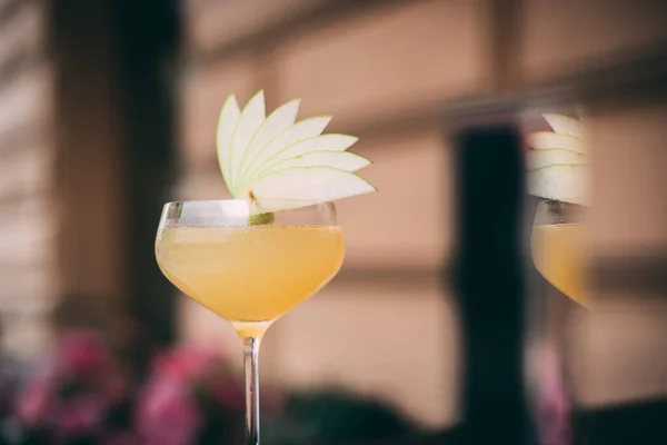 Cocktail Aux Pommes Servi Avec Garniture Pommes Fraîches Sur Dessus — Photo