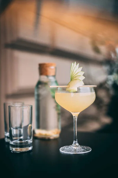 Appletini Cocktail Serviert Mit Frischem Apfelgarnitur Der Spitze — Stockfoto