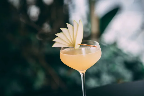 Appletini Cocktail Serveras Med Färska Äpple Garnering Toppen Stockbild