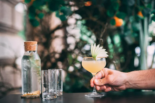 Appletini Cocktail Serveras Med Färska Äpple Garnering Toppen Kundens Hand Royaltyfria Stockfoton