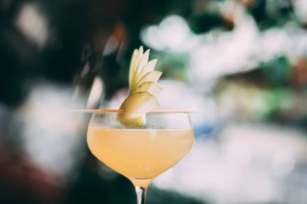 Appletini Cocktail Serveras Med Färska Äpple Garnering Toppen Stockbild