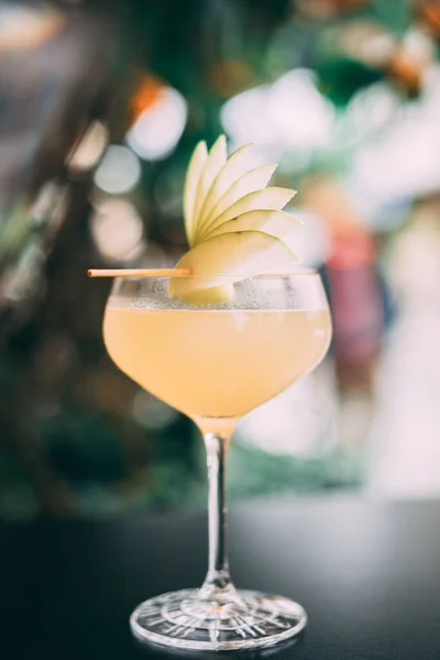 Appletini Cocktail Serveras Med Färska Äpple Garnering Toppen Stockfoto