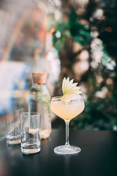 Appletini Cocktail Serveras Med Färska Äpple Garnering Toppen Royaltyfria Stockbilder