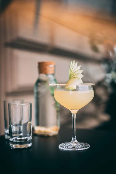 Appletini Cocktail Serveras Med Färska Äpple Garnering Toppen Royaltyfria Stockfoton