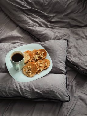 Koyu renkli çarşaflarda servis edilen gözlemeler.