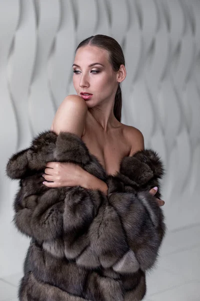 Beautiful Woman Wrapped Fluffy Fur Fur Coat Photographed White Studio — ストック写真