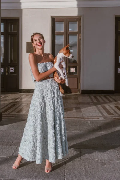 Eine Unglaublich Schöne Frau Mit Einem Hübschen Hund Lacht Sie — Stockfoto