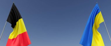 Bayrak direğinde Ukrayna ve Belçika bayrakları. Mavi arka planda bayraklar. Mesaj için yer. Bağımsız Ukrayna. Belçika 'nın devlet sembolleri. Avrupa ülkesi. 3B illüstrasyon.