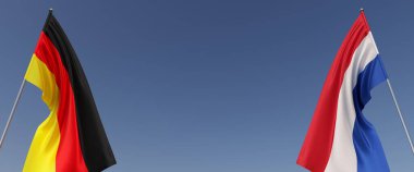 Bayrak direğinde Almanya ve Hollanda bayrakları var. Mavi arka planda bayraklar. Mesaj için yer. Berlin, Münih. Hollanda, Amsterdam. Bağımsız Devletler. 3B illüstrasyon.