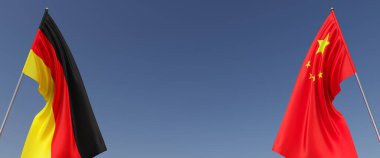 Mavi arka planda bayrak direkleri üzerinde Almanya ve Çin bayrakları. Mesaj için yer. Rüzgarda dalgalanan bayraklar. Alman, Berlin. Çin, Pekin. 3d illüstrasyon.