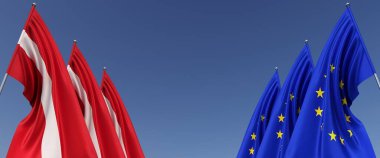 Yanlarda bayrak direkleri üzerinde AB ve Letonya 'nın üç bayrağı. Mavi arka planda bayraklar. Mesaj için yer. Letonya bayrağı. Riga. Avrupa Birliği. Bağımsız Devletler. 3B illüstrasyon.