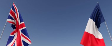 Büyük Britanya ve Fransa bayrakları bayrak direğinde. Mavi arka planda bayraklar. Mesaj için yer. İngiltere, Londra. Birleşik Krallık. Fransız. Paris mi? Bağımsız Devletler. 3B illüstrasyon.