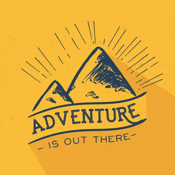 Kamp yapmak veya tırmanmak doğa alanındaki şirket logoları için uygun temalı vektör tasarımı