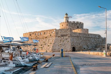 Rodos, Yunanistan - Haziran 2021: Rodos 'ta Agios Nikolaos kalesi gün batımında.