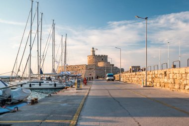 Rodos, Yunanistan - Haziran 2021: Rodos 'ta Agios Nikolaos kalesi gün batımında.