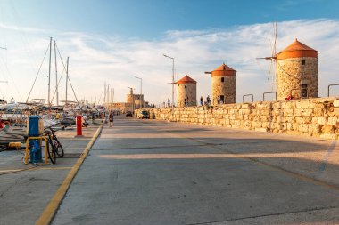 Rodos, Yunanistan - Haziran 2021: Rodos 'ta Agios Nikolaos kalesi gün batımında.