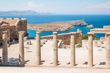Yunanistan 'ın Rodos adasındaki Lindia Athena tapınağı da dahil olmak üzere bazı antik parçaları olan Lindos şatosu.