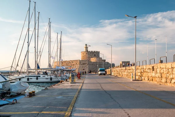 Rodos, Yunanistan - Haziran 2021: Rodos 'ta Agios Nikolaos kalesi gün batımında.