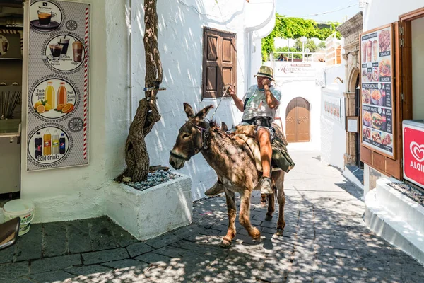 Lindos, Yunanistan - Haziran 2021: Rodos adasındaki Lindos sokaklarında eşekler.