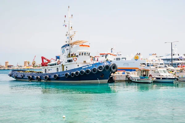 Rodos, Yunanistan - Haziran 2021: Rodos limanında tekneler.