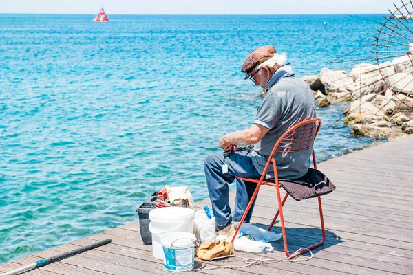 Rodos, Yunanistan - Haziran 2021: Yunanistan 'ın Rodos adasında balık avı.