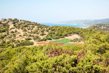 Güneşli bir günde Yunanistan 'ın Rodos adasında Monolithos kalesi yakınlarındaki inanılmaz manzara.