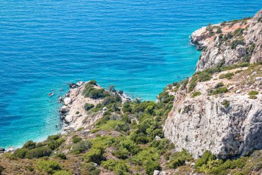 Güneşli bir günde Yunanistan 'ın Rodos adasında Monolithos kalesi yakınlarındaki inanılmaz manzara.