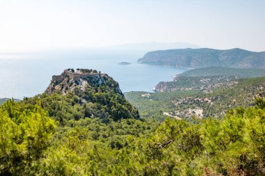 Güneşli bir günde Yunanistan 'ın Rodos adasında Monolithos kalesi yakınlarındaki inanılmaz manzara.