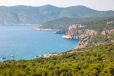 Güneşli bir günde Yunanistan 'ın Rodos adasında Monolithos kalesi yakınlarındaki inanılmaz manzara.