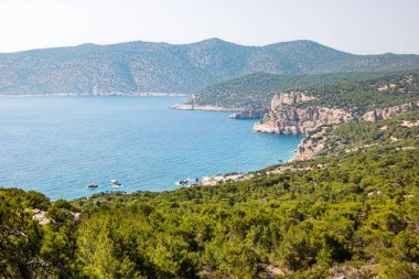 Güneşli bir günde Yunanistan 'ın Rodos adasında Monolithos kalesi yakınlarındaki inanılmaz manzara.