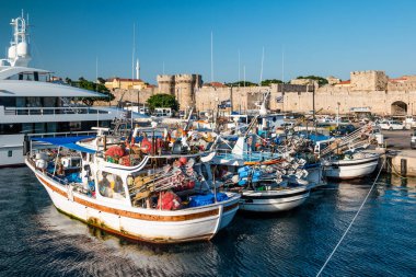 Rodos, Yunanistan - Haziran 2021: Rodos limanında tekneler.